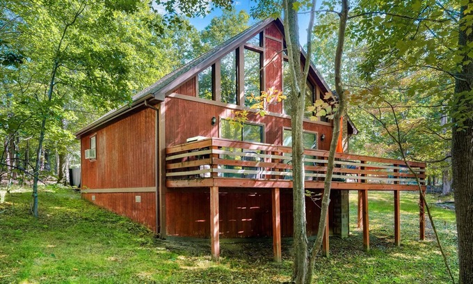 Berkeley Springs Chalet De Esquí | Cozy Cabin w Hot Tub, Deck, Grill, Fire Pit & WiFi