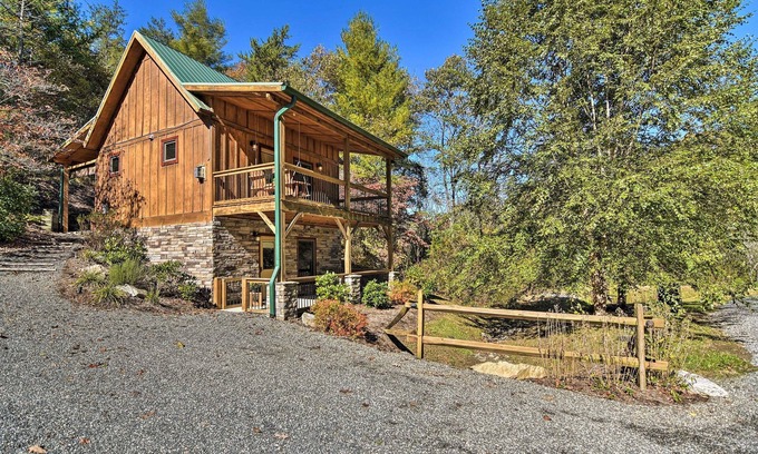 Weaverville Cabina | Cozy Cabin w/ Hot Tub & Fireplace – 15 Mi to Asheville