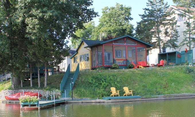 Paw Paw Cabina | Disfruta el otoño en el lago. Acogedora cabaña que admite mascotas a 2 horas de Chicago. Firepit!