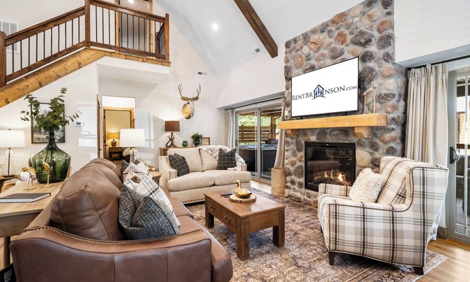 Branson Casa | Cozy Cabin w Private Hot Tub-Free Attraction Tickets-Cmty Indoor/Outdoor Pool-Near Table Rock
