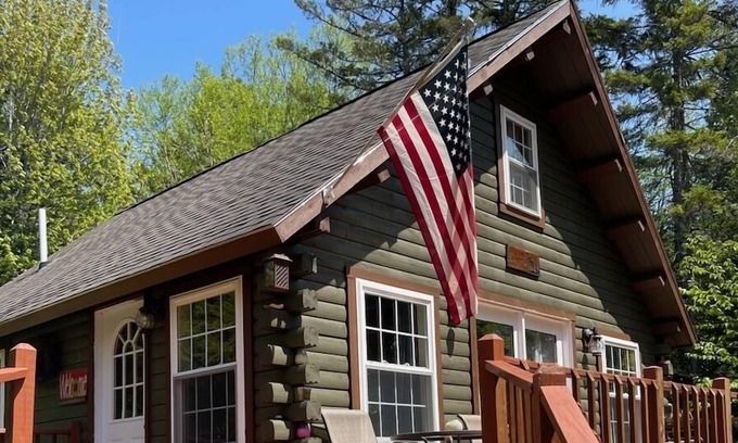 Beaver Cove Cabina | Cozy Cabin w/ Private Access to Beaver Cove Beach on Moosehead Lake