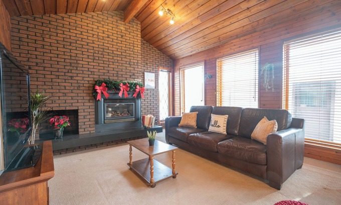 Mayfield Casa | Cozy Cabin w/ Sauna in the City, WEM 8 mins, Downtown 10 mins, Free WIFI