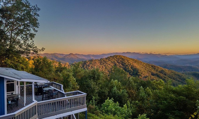 Franklin Casa | Cozy Cabin w/ Wood-Burning Stove & a Million-Dollar View! No 4W Drive Needed!