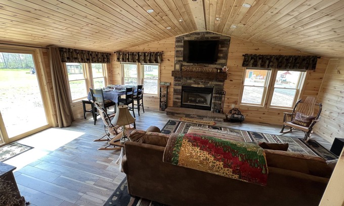 Broadalbin Cabina | Cozy cabin with 165ft private beach area - on The Great Sacandaga Lake.