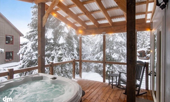 Alyeska Cabina | Cozy Cabin with a Hot Tub! Walk to the Ski Lifts.