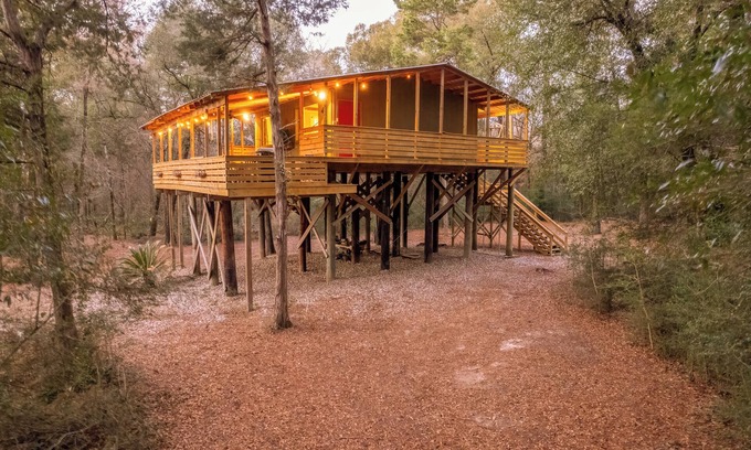 Hartford Cabina | Cozy Cabin with a Massive Deck in Scenic Geneva, Alabama