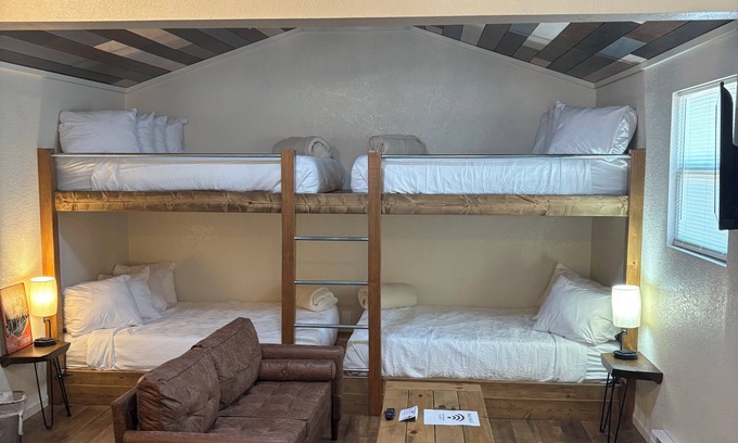 Warsaw Cabina | Cozy cabin with AC and WiFi in charming Warsaw near Truman Lake, MO