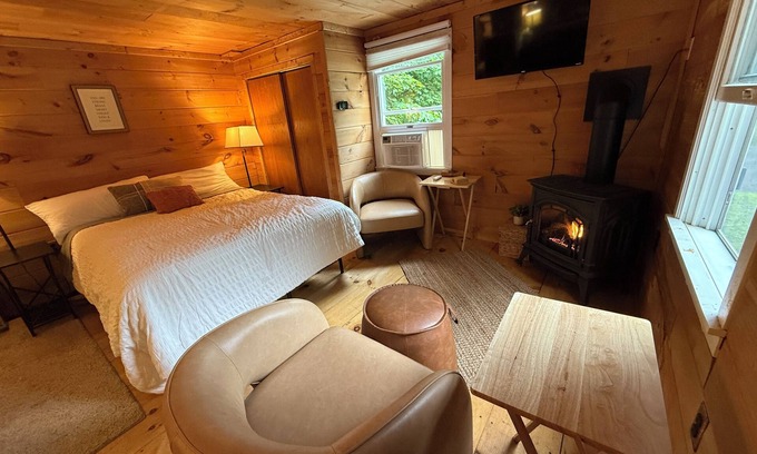Bartlett Cabina | Cozy Cabin with AC, WiFi, Fireplace, Hot Tub