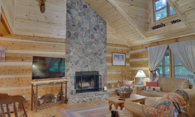 Tate Cabina | Cozy Cabin with ADA accessible, golfing, hiking,, beach, tennis, and more!