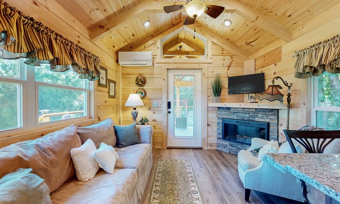 Mars Hill Cabina | Cozy cabin with amazing views, private hot tub, & covered porch. Nearby skiing.