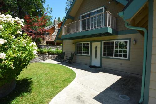 Bass Lake Casa | Cozy Cabin With Boat Slip Free Night Special