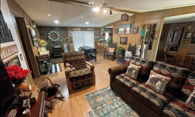 Roan Mountain Cabina | Cozy cabin with delightful mountain views.
