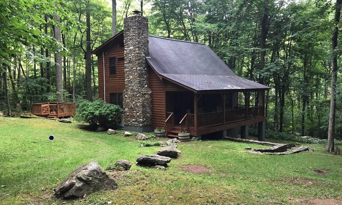 Elk Park Cabina | Cozy Cabin with Fireplace, 2 Bedrooms & 2 Queen Size Couch Beds!