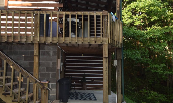 Woodbine Cabina | Cozy cabin with Full Kitchen on a pond in charming Corbin