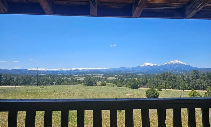 Gulnare Cabina | Cozy Cabin with Gorgeous Views - Sleeps 9 - on 35 Acres near Aguilar!
