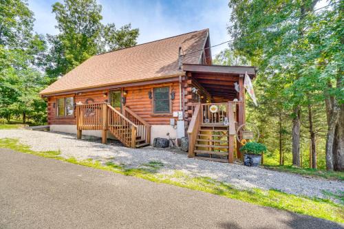 Sevierville Casa | Cozy Cabin with Hot Tub Less Than Half-Mi to Douglas Lake!