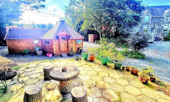 Pentre Berw Cabina | Cozy Cabin With Hot Tub Retreat in Anglesey