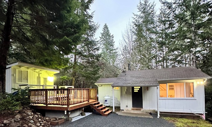 Brinnon Cabina | Cozy cabin with hot tub and fire pit in brilliant Brinnon