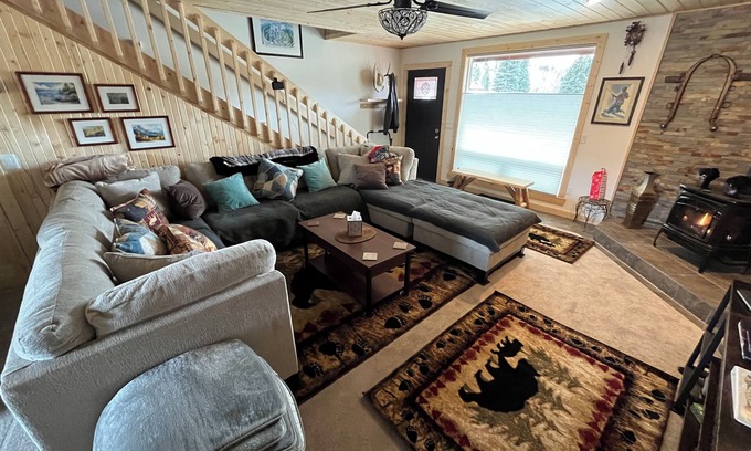 South Fork Cabina | Cozy Cabin with Hot Tub in South Fork, CO - STR 1083
