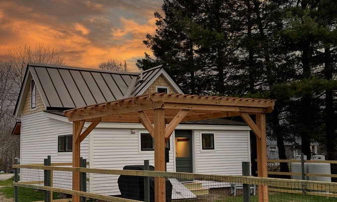 Kingfield Cabaña | Cozy Cabin with Modern Amenities. Pet Friendly! Hot Tub!