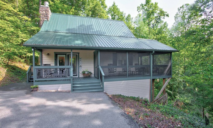 Townsend Cabina | Cozy cabin with mtn view and an awesome media room in charming Townsend.