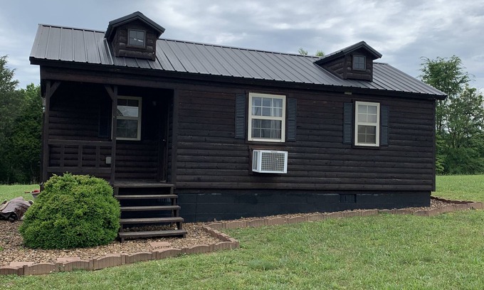 Albany Casa | Cozy Cabin with private back yard, located 5 min away from Dale Hollow Lake