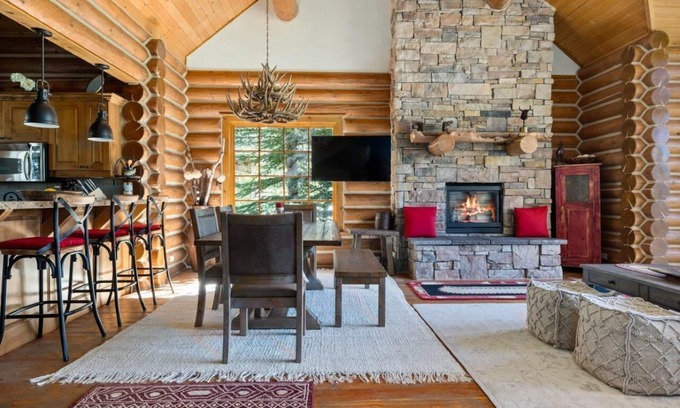 Victor Cabina | 4BR Mountain Log Home cerca de las comodidades del complejo, campo de golf y estanques de pesca