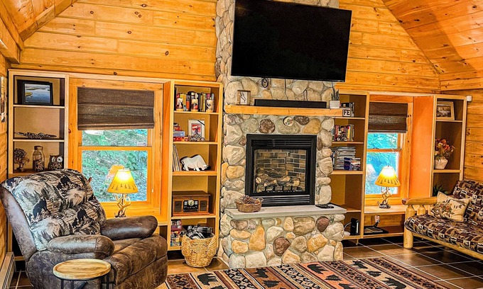 Laconia Cabina | Cozy cabin with sauna, minutes from Weirs Beach.
