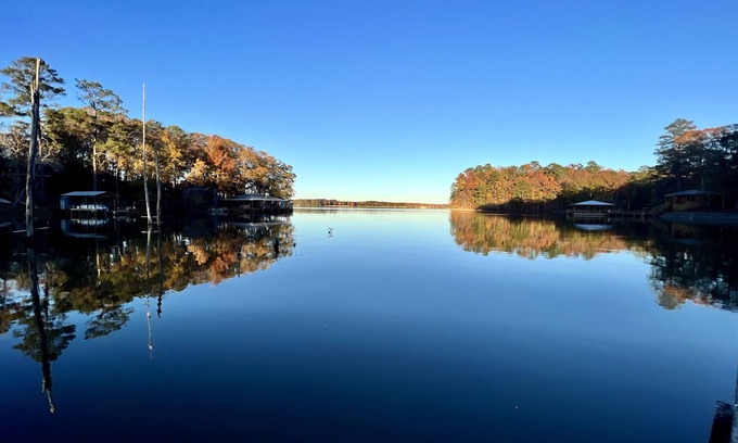 Downsville Cabina | Cozy Cabin with Screened Porch and Fishing Dock on Lake D'Arbonne