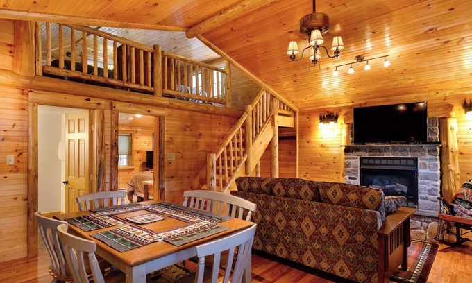 Lake Placid Cabina | Cozy Cabin with second floor loft, outdoor BBQs, campfire pits, and more!