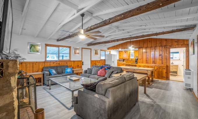 Warner Springs Cabina | Cozy cabin with historic charm and large fireplace