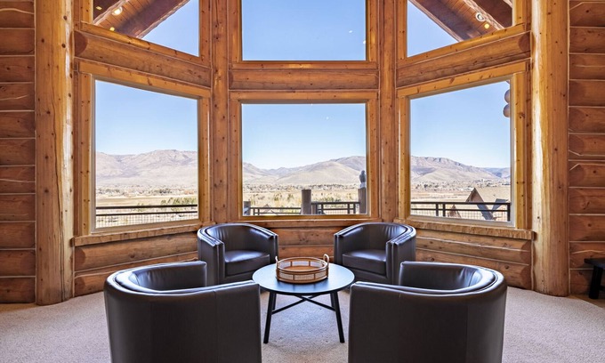 Ogden Cabina | Cozy Cabin with Views, Four King Beds & Hot Tub!