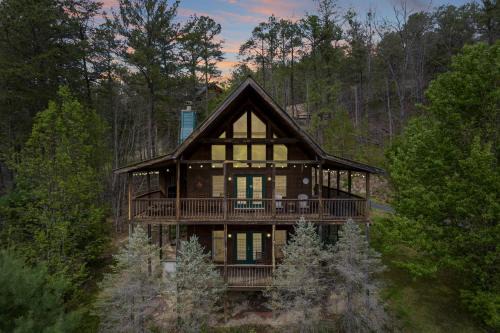 Gatlinburg - Pigeon Forge Casa | Cozy Cabin with views, hot tub, fishing pond, and game room
