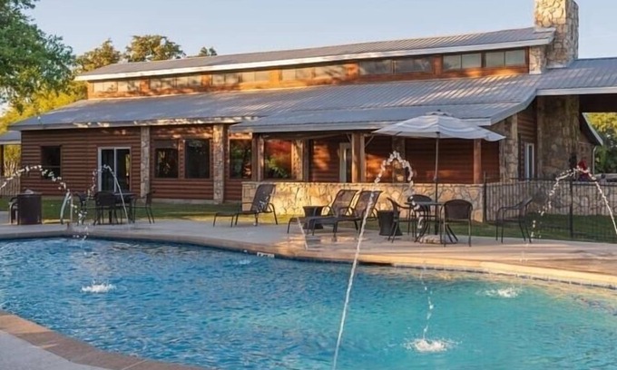 La Hacienda Estates Cabina | Cozy cabin with WiFi, fitness room in cool Austin