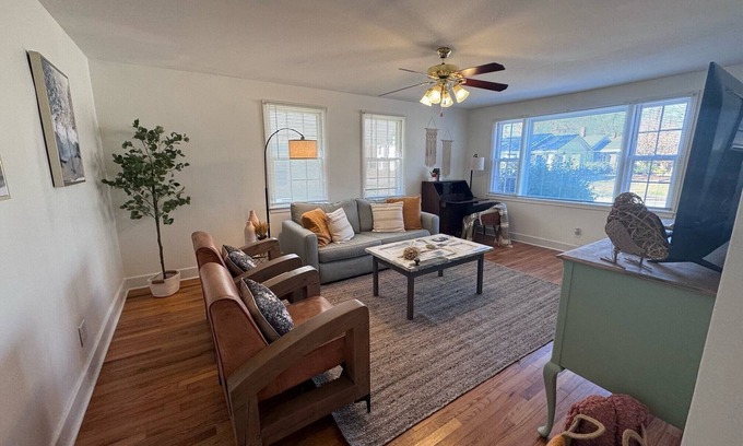 Midtown Cabaña | Cozy Camellia Cottage blocks from Downtown Augusta and Augusta National Golf