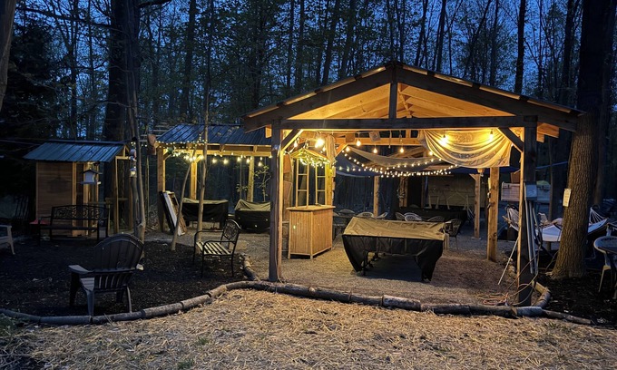 Watkins Glen Alquiler De RV | Cozy Camper with private hot tub The Hideout unit 1
