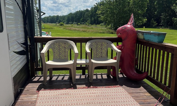 Nora Alquiler De RV | Cozy campground in serene Coeburn with AC