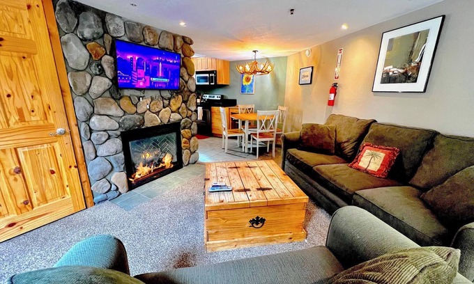 Tahoe Keys Condominio | Cozy Canal Cabin with Indoor Pool, Marina Views & Easy Access to Tahoe Fun