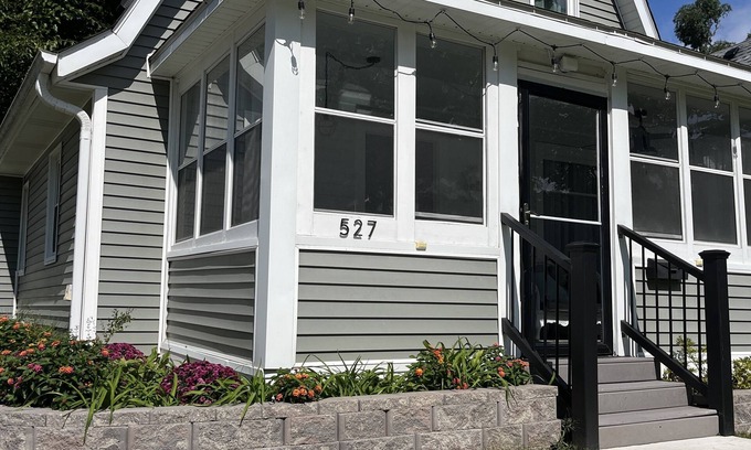 Lake Geneva Casa | Cozy Cape Cod in Lake Geneva - walking distance to Main St and Beach