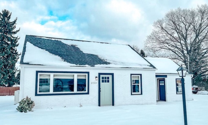 Reading Casa | Cozy Cape Cod with private HOT TUB