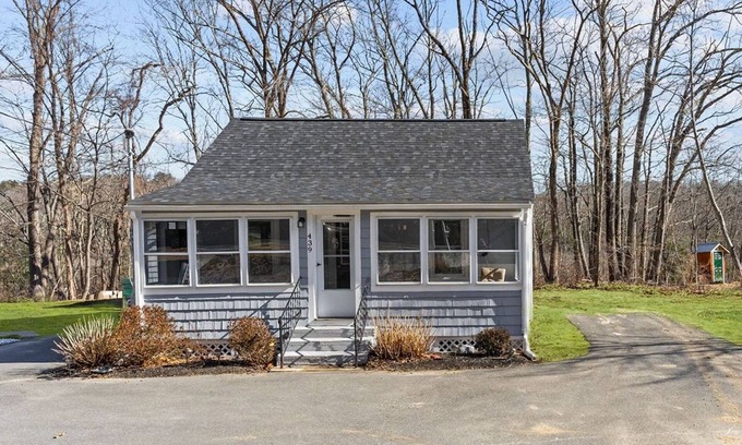 Smithfield Casa | Cozy Cape in Smithfield