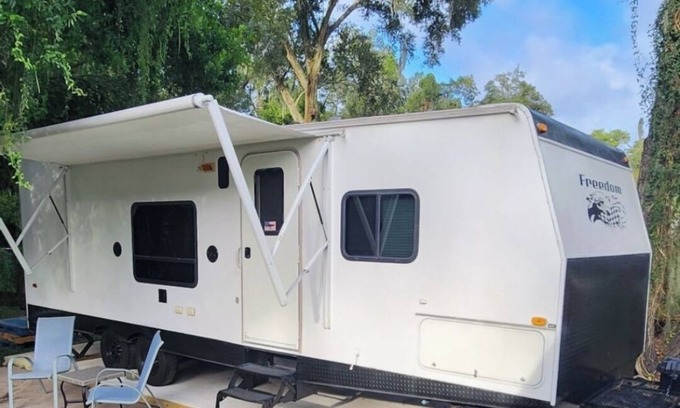St. Nicholas Casa | Cozy caravan or RV in wonderful Jacksonville with WiFi, AC