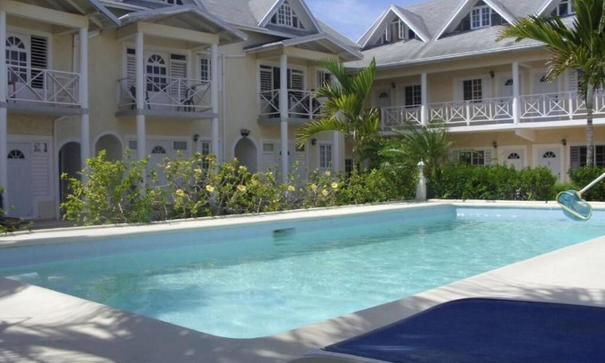 Stewart Town Apartamento | Cozy Caribbean Paradise Getaway with Pool. Come for the Sea, Sand and Sun