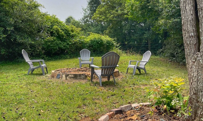 Chesnee Cabaña | Cozy Carolina Cottage, 1940s nostalgia, firepit & patio