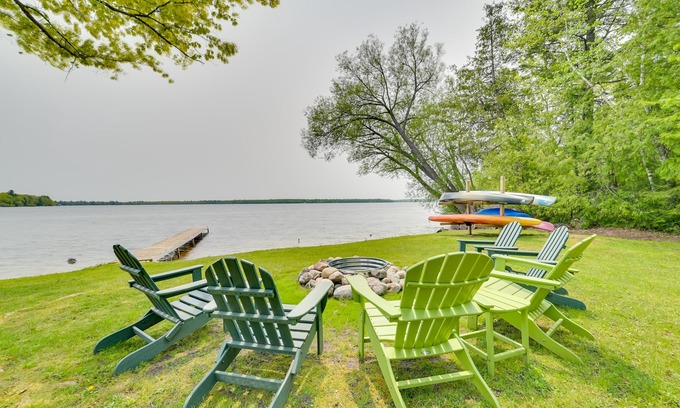 Carp Lake Cabaña | Cozy Carp Lake Cottage w / Dock, 4 Kayaks y Fire Pit