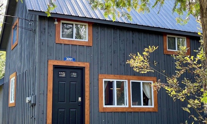 Carrabassett Valley Cabina | Cozy Carrabassett Cabin - less than 2 miles to Sugarloaf Mountain!