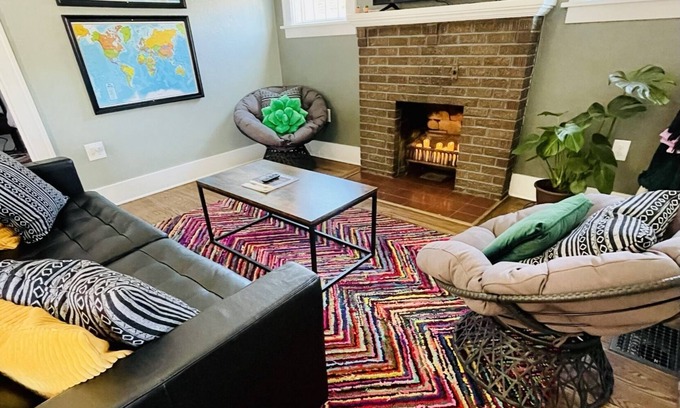 Pueblo Casa | Cozy Casa - Downtown by Beautiful Park & Riverwalk