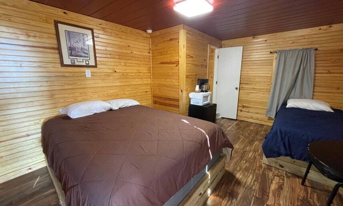 Pottsboro Cabina | Cozy Cedar Cabin at Mill Creek Marina: Cabin 3
