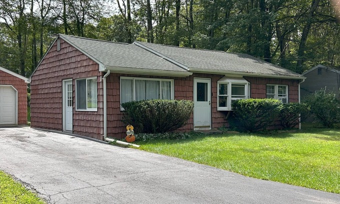 Pocono Summit Cabaña | Cozy Cedar Cottage in Pocono Summit! Kalihari, Camelback, Mt. Airy. Walk to lake