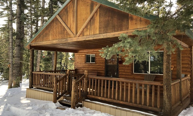 Meadow View Heights Cabina | Cozy Cedar Mountain Cabin near lakes and National Parks